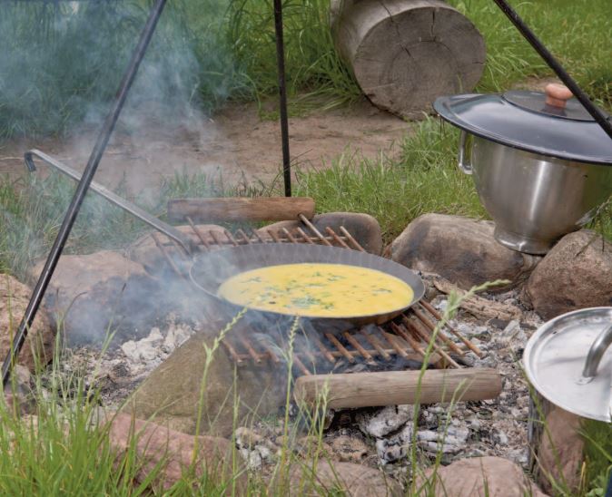 Pfanne auf Lagerfeuerrost in der Natur